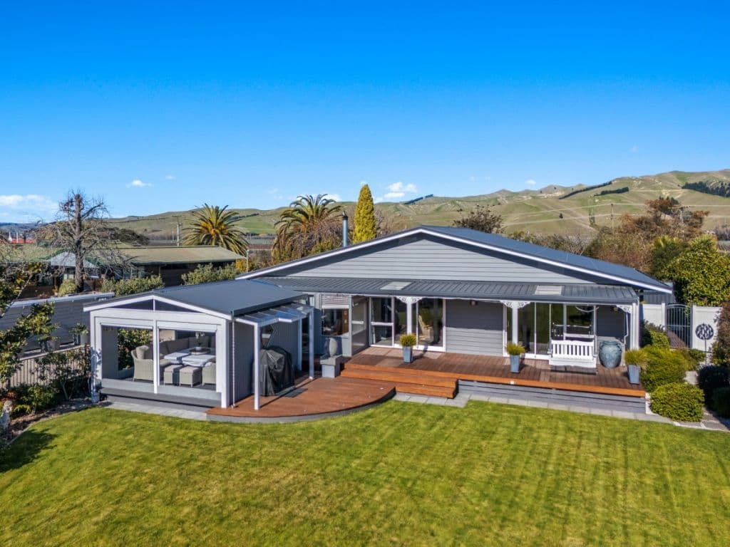 11 School Road, Riverlands